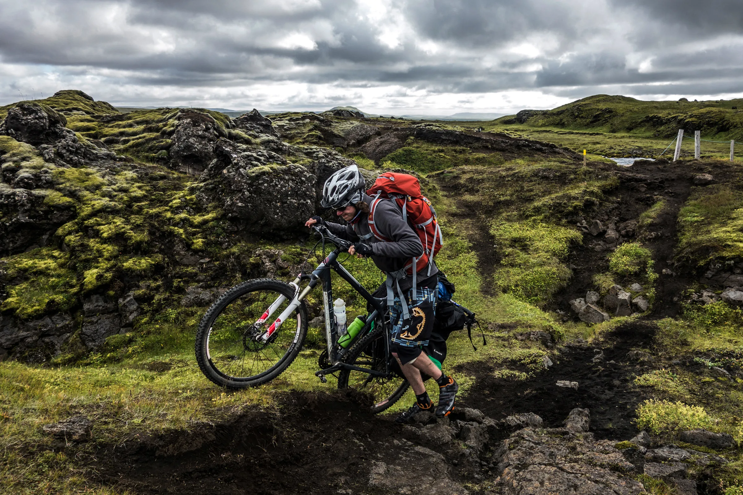 Sebastian Steude mit dem Mountainbike in Island