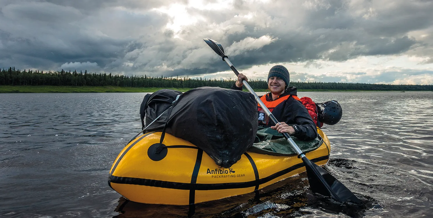 Sebastian Steude mit dem Packraft auf der Ussa in Nordrussland
