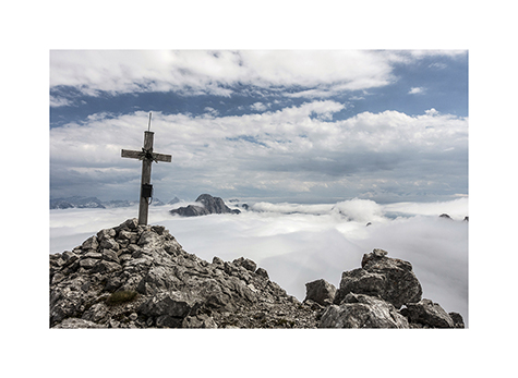 Das Gipfelkreuz am Steintalhoernl ueber dem Nebelmeer