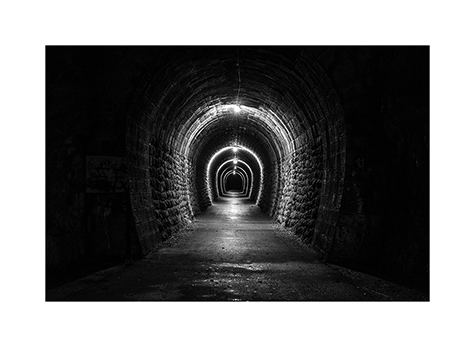 Ein Fußgaengertunnel in Serbien in der Nacht