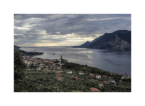 Blick ueber den Gardasee in Italien