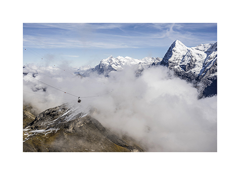 Eine Gondel faehrt in den Nebel in Muerren in der Schweiz