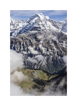 Nebelverhangene Berge in Muerren in der Schweiz