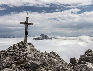 Das Gipfelkreuz vom Steintalhoernl in den Berchtesgadener Alpen