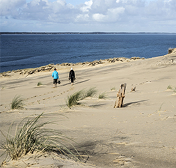 Zwei Spaziergaenger auf den Dunes du Pilat in Frankreich